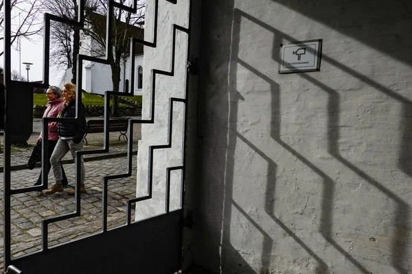 Hjorring Danimarka Kilise Yanındaki Bir Duvarda Bir Kapı Gölgeler — Stok fotoğraf