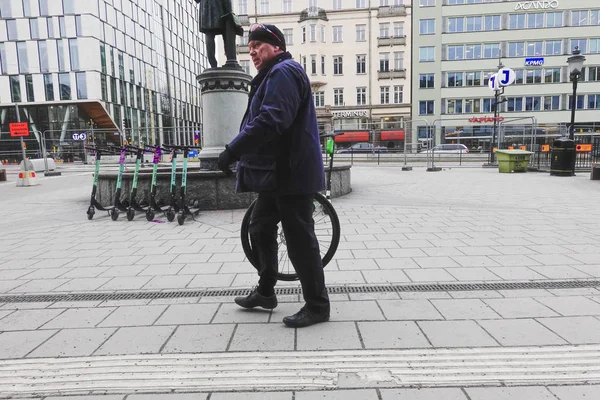 Stockholm Sveç Bir Adam Merkez Istasyonun Önünde Bir Bisiklet Lastiği — Stok fotoğraf