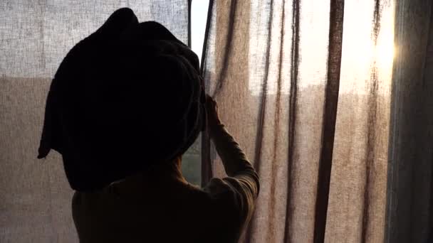 スウェーデン ストックホルム早朝にカーテンを引く女性 — ストック動画