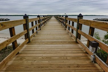 Solomons, Maryland, Abd Patuxent nehri üzerinde ahşap bir rıhtım.
