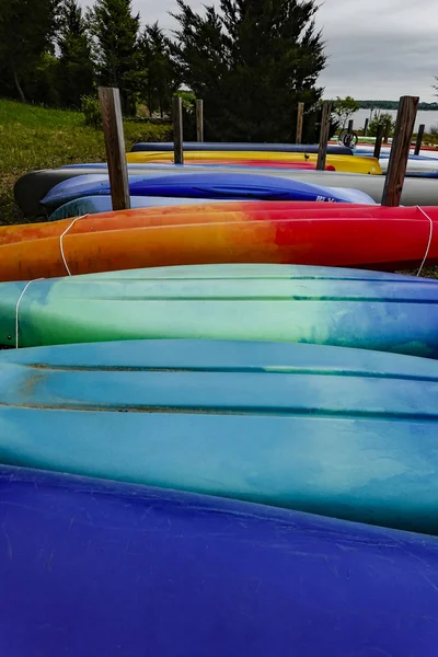 Solomons Maryland Estados Unidos Coloridas Canoas Volteadas Playa —  Fotos de Stock