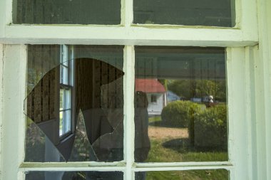 Broomes Adası, Maryland Abd Bir çiftlik evinin kapısında cam kırık.