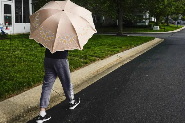 Solomons Island Maryland Usa Una Donna Cammina Strada Con Ombrello — Foto Stock