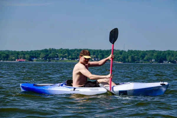 Broomes Island Maryland Usa Young Adult Paddles Kayak Patuxent River — Stock Photo, Image