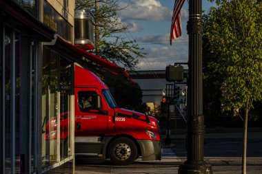 Torrington, Connecticut, Abd Şehir merkezindeki Ana Cadde'de kırmızı bir kamyon sürüyor.