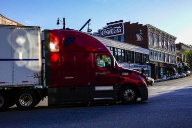Torrington, Connecticut, Abd Şehir merkezindeki Ana Cadde'de kırmızı bir kamyon sürüyor.