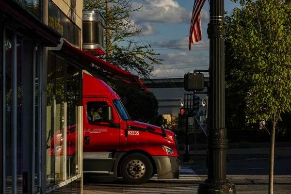 Torrington Connecticut Usa Camion Rouge Conduisant Sur Main Streetin Dans — Photo