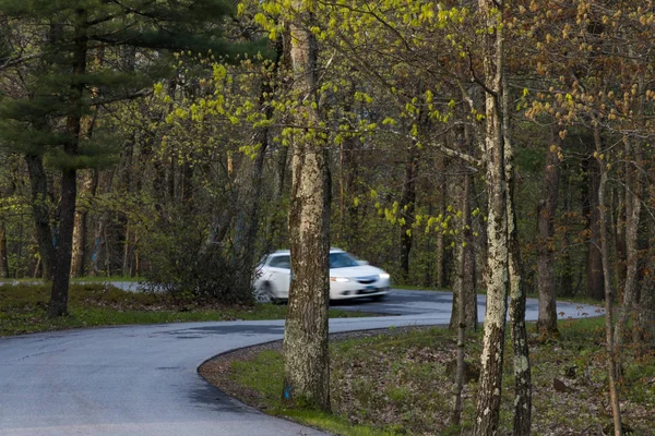 コーンウォール コネチカット州 アメリカ車はモホーク山の周りのバークシャーヒルズの田舎道を運転します — ストック写真