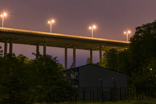 スウェーデン ストックホルム 夜のグロンダルのE 4高速道路橋 — ストック写真