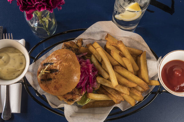 Куриный бургер с картошкой фри
.