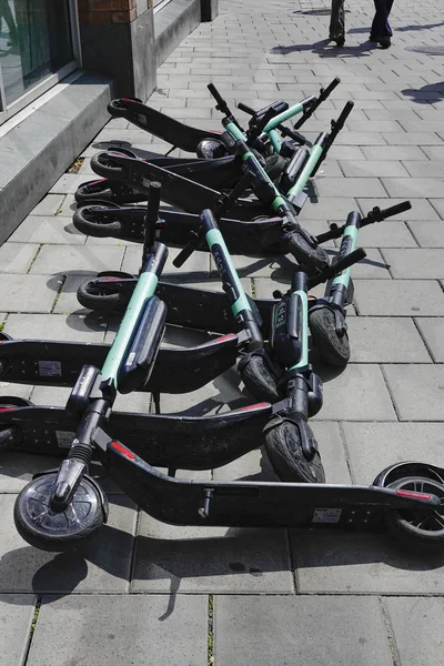 Estocolmo Suécia Scooters Micromobilidade Elétrica São Problema Crescente Nas Calçadas — Fotografia de Stock