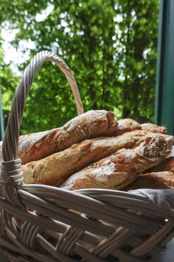 Stockholm, Isveç taze Bagetler ile bir ekmek sepeti.