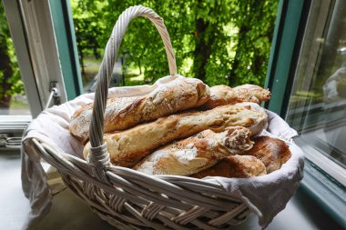 Stockholm, Isveç taze Bagetler ile bir ekmek sepeti.