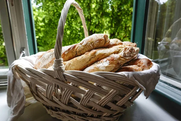 Stockholm, Isveç taze Bagetler ile bir ekmek sepeti.