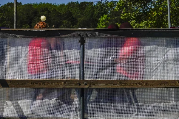 Estocolmo Suecia Gente Con Camisas Rojas Sentada Una Mesa Picnic — Foto de Stock