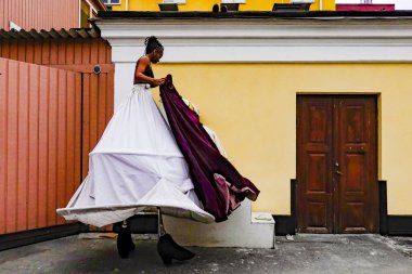 Stockholm, İsveç Stilt-walkers veya sanatçılar Grona Lund eğlence parkı gerçekleştirmek için kendi kıyafetleri hazırlamak.