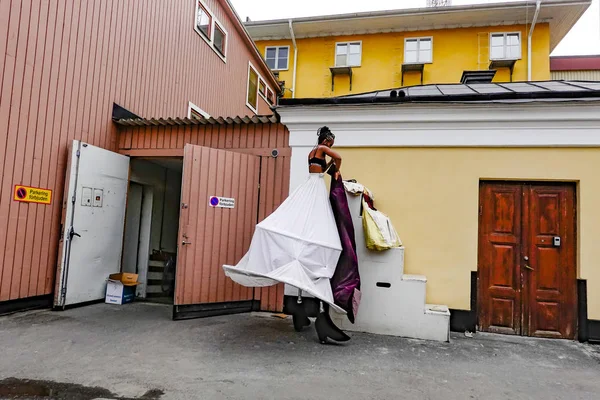 Stockholm Sweden Stilt Walkers Performers Prepare Outfits Perform Grona Lund — Stock Photo, Image