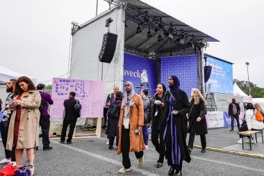 Spanga, İsveç Katılımcı Stockholm dışında beş günlük Jarvaveckan siyasi festivalde bir araya gelen politikacılar ve vatandaşlar tartışma, açıklık ve eğlenceli bir ortamda.