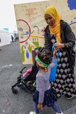 Spanga, İsveç Katılımcı Stockholm dışında beş günlük Jarvaveckan siyasi festivalde bir araya gelen politikacılar ve vatandaşlar tartışma, açıklık ve eğlenceli bir ortamda.