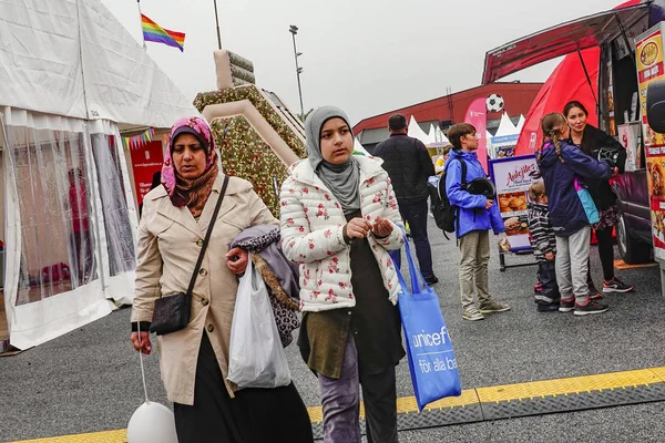 瑞典斯潘加 阿拉伯妇女参加为期五天的小瓦维根政治节在斯德哥尔摩郊外 使政治家和公民在讨论 开放和乐趣的环境中聚集 — 图库照片