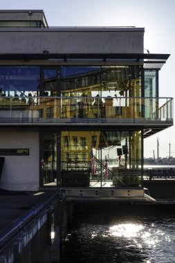 Stockholm, İsveç Gün batımında Docklnads restoran.