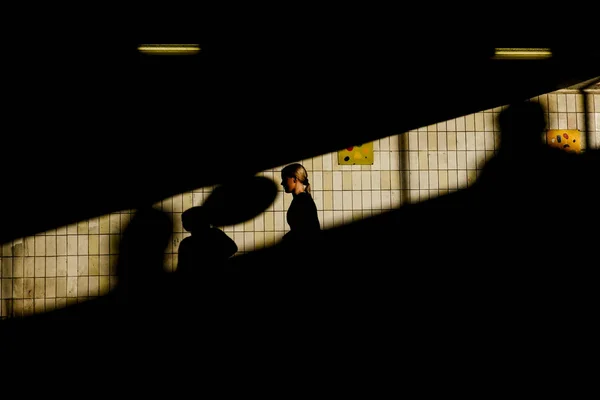 Estocolmo Suecia Los Peatones Iluminados Túnel Subterráneo Gullmarsplan — Foto de Stock