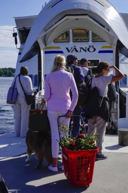 Stockholm, İsveç Stockholm takımadalarında Ingermarso adasında bir 4x4 taksi vagonyolcu yansımaları.