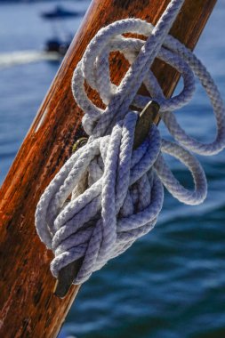 Stockholm, İsveç Stockholm takımadalarında Ingermarso adasında bir 4x4 taksi vagonyolcu yansımaları.