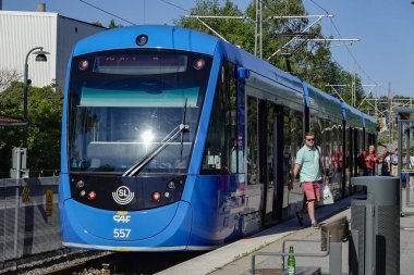 Stockholm, İsveç Lidingo banan tramvay Gashaga istasyonuna geldi.