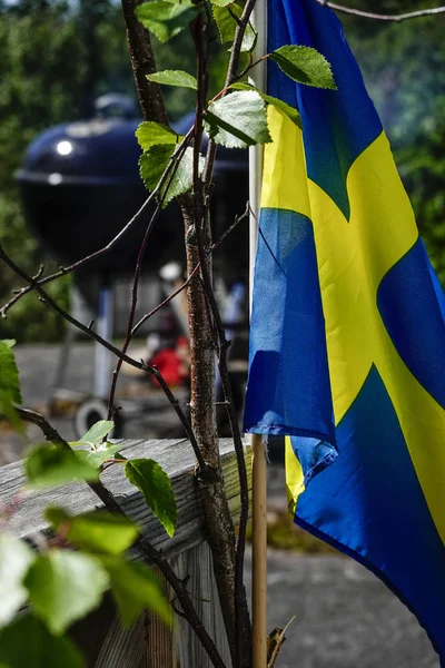Estocolmo Suecia Una Parrilla Una Bandera Sueca Símbolo Mediados Verano — Foto de Stock
