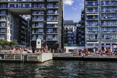 Stockholm, İsveç İnsanlar Kungsholmen üzerinde Kristinebergs iplikçik sıcak bir yaz gününde rıhtım hattı.