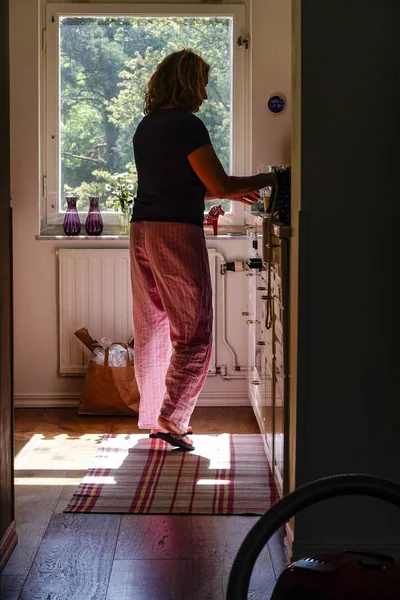 Стокгольм Швеция Женщина Кухне Рано Утром — стоковое фото