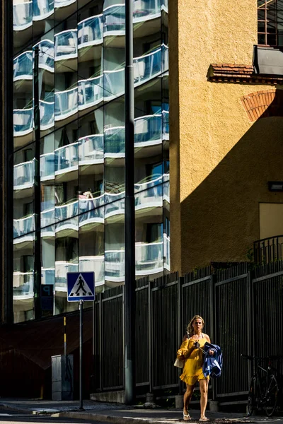 스톡홀름 스웨덴 포셀스가가타와 보행자에 외관에 발코니의 — 스톡 사진
