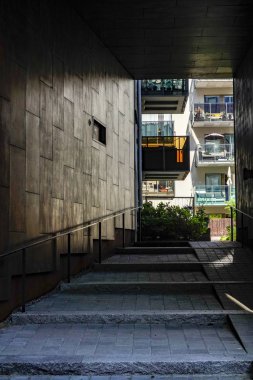 Stockholm, İsveç Telefonplan mahallesinde Snickerigatan renkli bir bina ve geçit.