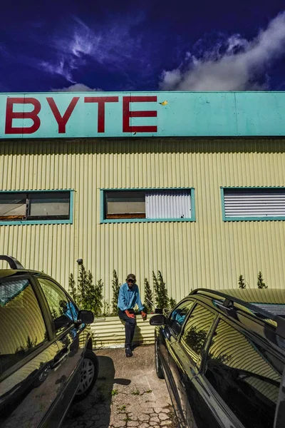 Uppsala Suécia Homem Com Uma Camisa Combinando Senta Uma Garagem — Fotografia de Stock