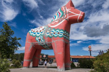 Avesta, İsveç Büyük Bir Dala Horse bir alışveriş merkezinde Highway 70 tarafında graces.