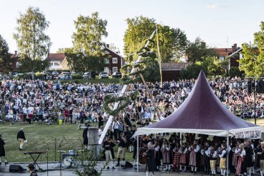 Leksand, Sweden The public at  the Swedish midsummer celebration, the largest such celebration in Sweden.