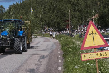 Husby, Dalarna, İsveç yaz ortası kutlamaları etrafında maypole.
