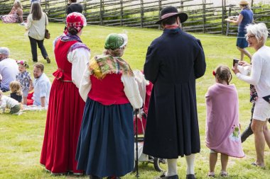 Husby, Dalarna, İsveç yaz ortası kutlamaları etrafında maypole.