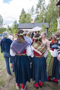Husby, Dalarna, İsveç yaz ortası kutlamaları etrafında maypole.