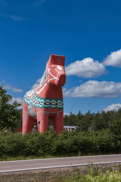 Avesta Suécia Grande Dala Horse Enfeita Lado Highway Shopping Center — Fotografia de Stock