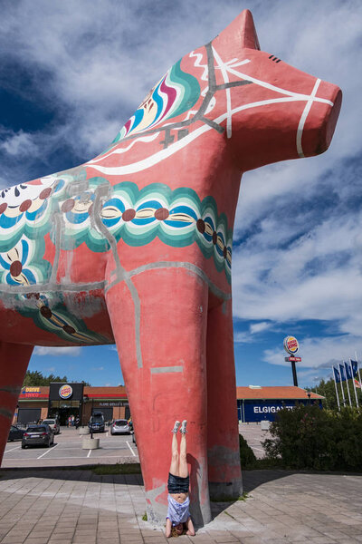 Avesta, Швеция Большая лошадь Дала украшает сторону шоссе 70 в торговом центре
.