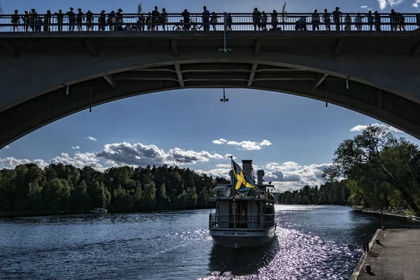 Leksand Sweden Onlookers Bridge Lake Siljan Swedish Midsummer Celebration Largest — Stockfoto