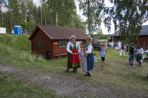 Husby Dalarna Sveç Yaz Ortası Kutlamaları Etrafında Maypole — Stok fotoğraf