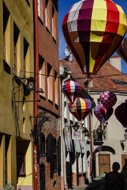 Vilnius, Litvanya Colorfull balonlar Old Town sokaklarında üzerinde uçmak.