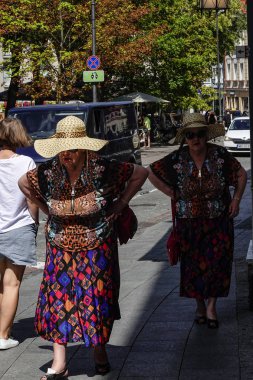 Vilnius, Litvanya Old Twon sokaklarında iki aynı giyinmiş yaşlı kadın.