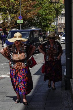 Vilnius, Litvanya Old Twon sokaklarında iki aynı giyinmiş yaşlı kadın.