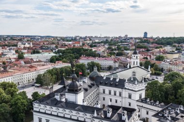 Vilnius, Litvanya Eski Şehir ve Vilnius Katedrali çatıları.