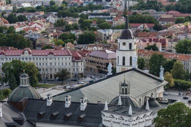 Vilnius, Litvanya Eski Şehir ve Vilnius Katedrali çatıları.