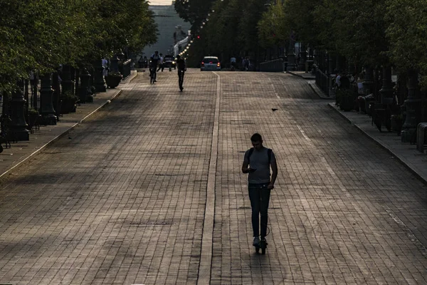 Vilnius Lituania Peatones Scooters Calle Gedemino — Foto de Stock